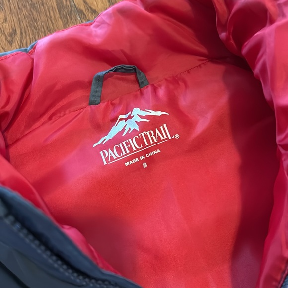 Pacific Trail Vest - Picture 2 of 4